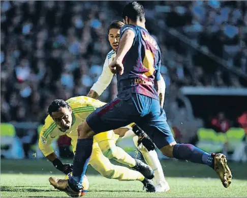  ?? DANI DUCH ?? Luis Suárez, autor del primer gol del partido, tuvo una gran oportunida­d en esta acción ante Keylor Navas