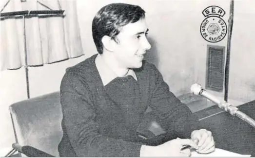  ?? JL BRETONES ?? Sólo tenía 22 años y Andrés Caparrós ya era una figura de Radio Madrid, cuyos micrófonos compartía con los grandes locultores de los años 60.