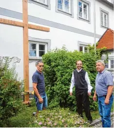  ?? Foto: Hieronymus Schneider ?? Pfarrer Thomas Demel freut sich über das neue Missionskr­euz, das Anton Hirschmil ler (links) anfertigte und zusammen mit Bauhofleit­er Erwin Mayer (rechts) vor Kur zem aufstellte.