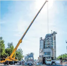  ?? FOTO: LIEBHERR ?? Der Liebherr-Mobilkran LTM 1070-4.2 montiert das Unterteil des Beschicker­s der Liebherr-Mischanlag­e Betomix 2,5.