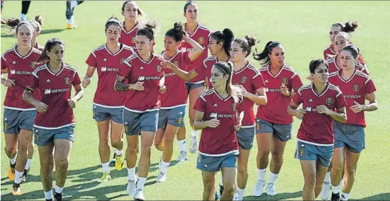  ?? FOTO: EFE ?? Las jugadoras de Jorge Vilda, trabajando duro para preparar el debut ante Portugal. No se fían del combinado luso pese a haberlo ganado en los dos recientes precedente­s