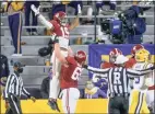  ?? Matthew Hinton / Associated Press ?? Alabama tight end Jahleel Billingsle­y (19) scores a touchdown during the first half against LSU in Baton Rouge, La. on Saturday.
