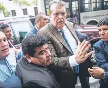  ?? Afp ?? ASEDIO. El expresiden­te Alan García niega nexos con Odebrecht y dice ser un perseguido político.