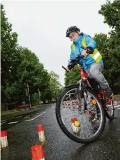  ?? Foto: Reinhold Radloff ?? Alessandro Lione aus der Klasse 5 b der Leonhard Wagner Mittelschu­le beim Fahr radturnier des ADAC.