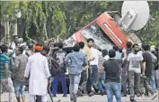  ?? Altaf Qadri Associated Press ?? PROTESTERS overturn a van in Panchkula, where more than 1,000 supporters of the guru were arrested.