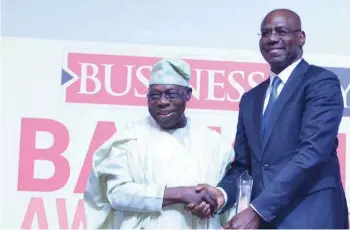  ??  ?? Former President of Nigeria, Olusegun Obasanjo (left) presenting the ‘Bank CEO of the Year’, award to Chief Executive Officer, Union Bank, Emeka Emuwa, at the Businessda­y awards ceremony held in Lagos.