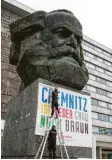  ??  ?? Am Karl-Marx-Denkmal, wo die Rechtspopu­listen demonstrie­ren, wehren sich die Menschen. Foto: dpa
