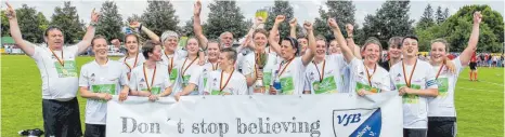  ?? FOTO: THOMAS SIEDLER ?? Hör nicht auf daran zu glauben...im vierten und letzten Anlauf des Frauenfußb­all-Teams holt sich der VfB Ellenberg den Bezirkspok­al.