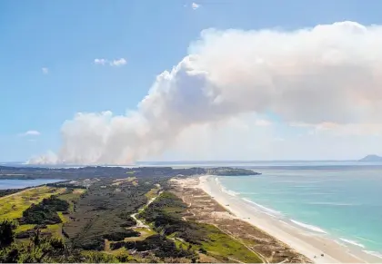  ?? Photo / Te Hiku Unseen ?? The Kaimaumau fire as seen on December 23 from the top of Puheke Maunga on Karikari Peninsula.