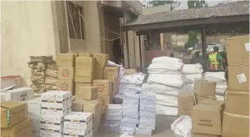  ??  ?? Earlier distribute­d electoral materials returned to Independen­t National Electoral Commission (INEC)’S Office in Abeokuta, Ogun State…at the weekend.