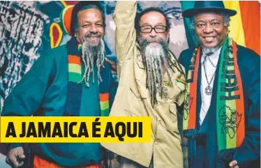  ?? REPRODUÇÃO / FACEBOOK/ TUPINIKIM ?? Entre os cantores de reggae Celso Moretti e Ras Bernardo, Jorge Makandal sorri. Ele mantém viva a religião Rastafari