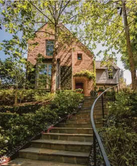  ?? Aker Imaging / Joe Aker ?? A curvy stone walk leads to the front door of the Criners’ River Oaks home.