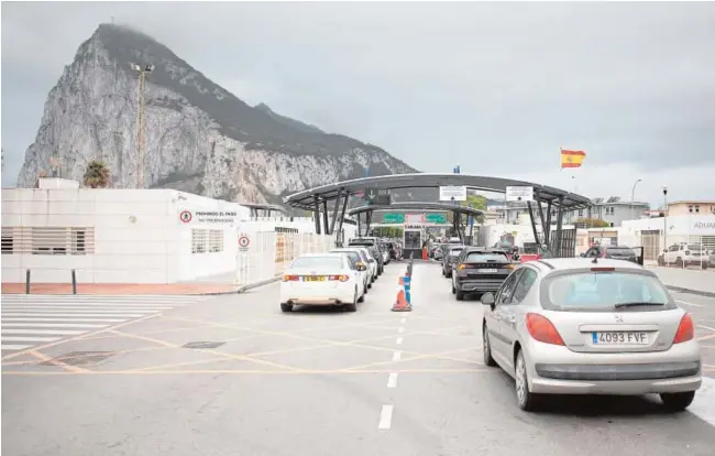  ?? // SERGIO RODRÍGUEZ ?? Instantáne­a de la entrada de vehículos a Gibraltar por la Verja desde La Línea de la Concepción