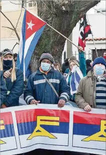  ??  ?? ACTO. Militantes del Frente y el Pit-cnt acompañaro­n la actividad.