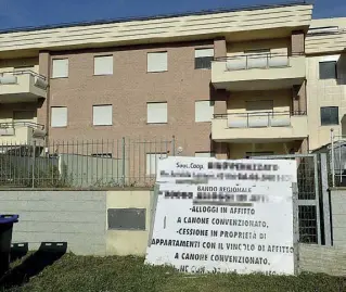  ??  ?? CaseUn palazzo che rientra nei piani di edilizia economica e popolare in periferia