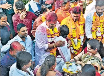  ?? PRAFUL GANGURDE/HT ?? A candidate celebrates his victory in the polls, in Mankoli village, Thane.