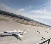  ?? (Photo Dominique Leriche) ?? Les aéroports du Castellet (ci- dessus) et de La Môle/ Saint-Tropez pourront continuer à accueillir des vols extra-Schengen pour certaines occasions.