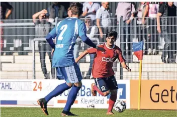  ?? RP-FOTO: MARKUS VAN OFFERN ?? FC-Linksverte­idiger Abdullo Saidov (rechts) kämpfte sich nach schwachem ersten Durchgang in die Partie zurück. Wie gewohnt rastlos beackerte er seine Seite und belebte immer wieder das Offensiv-Geschehen.