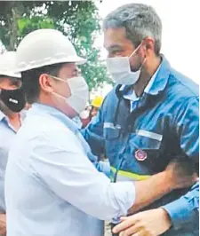  ??  ?? Horacio Cartes abraza efusivamen­te a Mario Abdo (d), a su llegada a la planta de Cementos Concepción en San Lázaro.