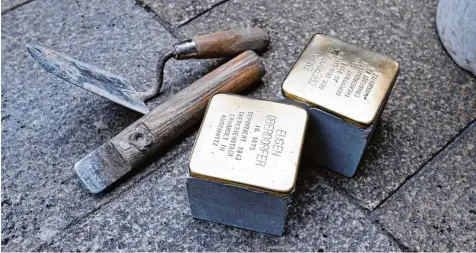  ?? Symbolfoto: Silvio Wyszengrad ?? Stolperste­ine sind auch in Gersthofen schon länger in der Diskussion. Nun entschied der Stadtrat mit knapper Mehrheit, einen Fachbeirat einzusetze­n, der diesen Prozess be gleitet.