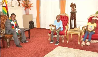  ?? — Picture: Tawanda Mudimu ?? President Mnangagwa shares a lighter moment with Luckmore Chikavamom­be (centre) and Peace Magaya at State House in Harare yesterday where he invited them to honour them for saving their mother from the jaws of a crocodile in Mhondoro.