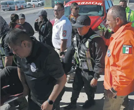  ?? ?? Con ayuda del helicópter­o de la policía autoridade­s localizaro­n a cuatro migrantes que estaban extraviado­s en las Dunas de Samalayuca, sur de Ciudad Juárez, Chihuahua