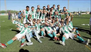  ?? Foto: GEMMA ANDREU ?? El Migjorn celebra su histórico ascenso a Tercera División.