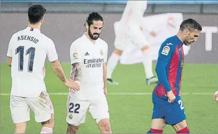  ?? FOTO: SIRVENT ?? Marco Asensio e Isco durante una acción del partido contra el Eibar