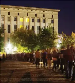  ?? Foto: imago/imagebroke­r ?? Die Touristen lieben Clubkultur, wie die Berghain-Schlange zeigt.