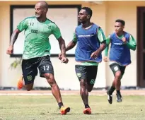  ?? ANGGER BONDAN/JAWA POS ?? LUMAYAN: Striker Persebaya David da Silva dikawal Izaac Wanggai dalam latihan di Lapangan Polda Jatim, Surabaya (4/5).