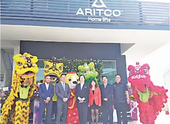  ??  ?? Liew (centre) and Teh (second left) at the Aritco Home Lift grand opening ceremony at I-Plaza Commercial Centre Penampang yesterday.