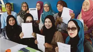  ?? PIC BY EFFENDY RASHID ?? Batu Gajah Srikandi chief Zulaiha Sidiq (seated, second from right) and Srikandi Gopeng chief Aflatuniah Md Norani (seated, right) announcing their resignatio­ns in Ipoh yesterday.