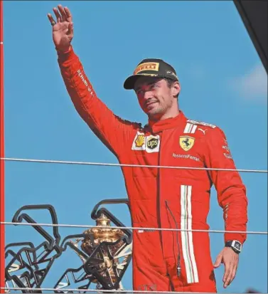 ??  ?? Charles Leclerc saluda desde el podio de Silverston­e tras ser segundo en la carrera de ayer.