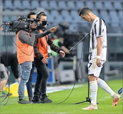  ??  ?? Cristiano Ronaldo se marcha cabizbajo después de empatar ante el Torino el sábado.