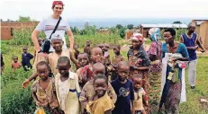  ?? FOTO: PRIVAT ?? Julius von Diergardt in Burundi. Dort hat er mit HIV-Infizierte­n gearbeitet, aber auch Pygmäen, die letzten Ureinwohne­r des Landes, kennengele­rnt.