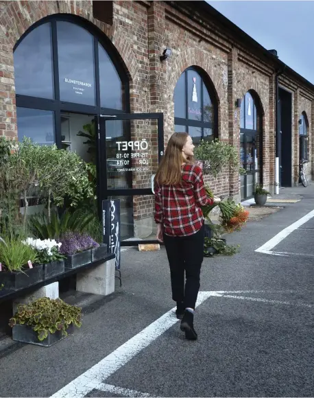  ?? Bild: ANNIKA KARLBOM ?? Gunnebostä­ngsel. Nu håller Brukstorge­t på att etableras som det trendrikti­ga affärsområ­det i Lassabacka. Frida Johansson säl-