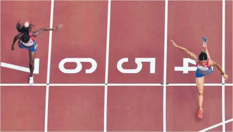  ?? FOTO: ANTONIN THUILLIER/AFP ?? Der nächste Weltrekord: Sydney Mclaughlin (re.) gewinnt über 400 m Hürden und unterbiete­t die alte Bestmarke deutlich.