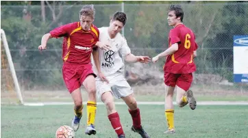  ??  ?? Drouin’s Troy Dekker keeps his Bunyip opponent at bay; Photograph­s: Michael Robinson.