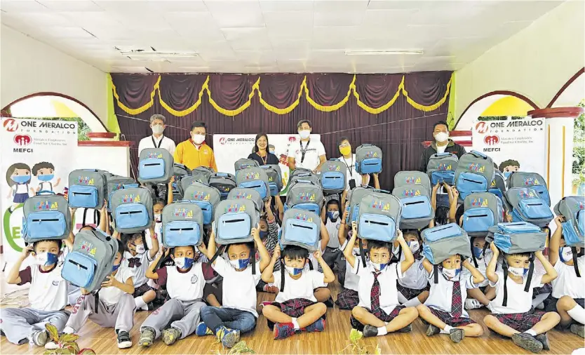  ?? ?? STUDENTS of Subic Elementary School in Baliuag, Bulacan show off their new school bags from One Meralco Foundation during the resumption of face-to-face classes in August. The initiative forms part of OMF’s Balik Eskwela program.