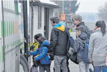  ?? FOTO: DPA ?? Künftig werden die Busfahrer auf die Schüler, die mit dem Ringzug am Fridinger Bahnhof ankommen, warten. Das hat der Landkreis mit den Busunterne­hmen vereinbart.