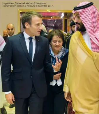  ??  ?? Le président Emmanuel Macron échange avec Mohamed bin Salman, à Riyad, le 9 novembre 2017.