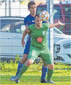  ?? FOTO: GÜNTER KRAM ?? Der TSV Meckenbeur­en (grünes Trikot, Nikolas Bochno) verlor am ersten Spieltag mit 0:3 gegen den TSV Heimenkirc­h.