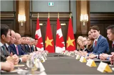  ??  ?? El primer ministro canadiense, Justin Trudeau, segundo en la fila de la der., en una reunión con su par de Vietnam, Nguyen Xuan Phuc (enfrente de él), en Québec.