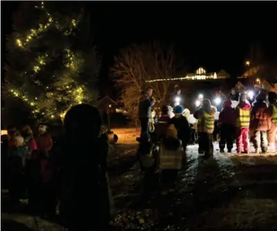  ?? ALLE FOTO: BENJAMIN HJEMLESTAD ?? Lyngdal skolekorps fremfører julesanger ved den nytente julegrana.