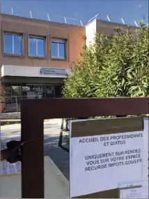  ?? (Photo C. L.) ?? Le centre des finances publiques d’Hyères reste le reférent du secteur et accueille le public tous les matins. C’est également lui qui gère les permanence­s dans les communes.