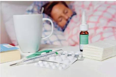  ?? FOTO: MAURIZIO GAMBARINI/DPA ?? Mit hohem Fieber im Bett liegen - kein schöner Zeitvertre­ib. Momentan besteht jedoch noch kein Anlass zur Sorge. Das Risiko für Erkältunge­n ist zwar höher als im Sommer, die Grippefäll­e im Saarland sind aber auf einem normalen Niveau, sagen Experten.