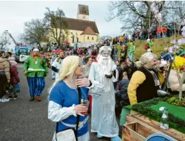  ?? ?? Asterix und Obelix kamen mit großem Gefolge zum Bertoldshe­imer Faschingsu­mzug.