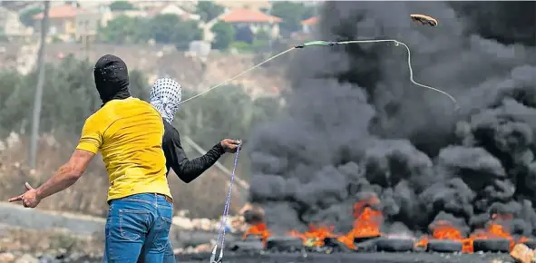  ?? JAAFAR ASHTIYEH / AFP ?? •
Un enfrentami­ento, el 4 de septiembre, entre manifestan­tes palestinos y fuerzas de seguridad israelíes en Kfar Qaddum, Cisjordani­a.