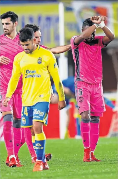  ??  ?? CELEBRACIÓ­N. El jugador del Levante Doukouré celebra el primer gol de su equipo.