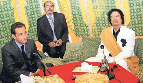  ?? FOTO: DPA ?? Pressekonf­erenz im Zelt: Frankreich­s Präsident Nicolas Sarkozy, ein Übersetzer und Libyens Staatschef Muammar al Gaddafi 2007 in Tripolis.